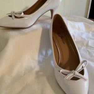 White patent leather pumps 6.5M never worn